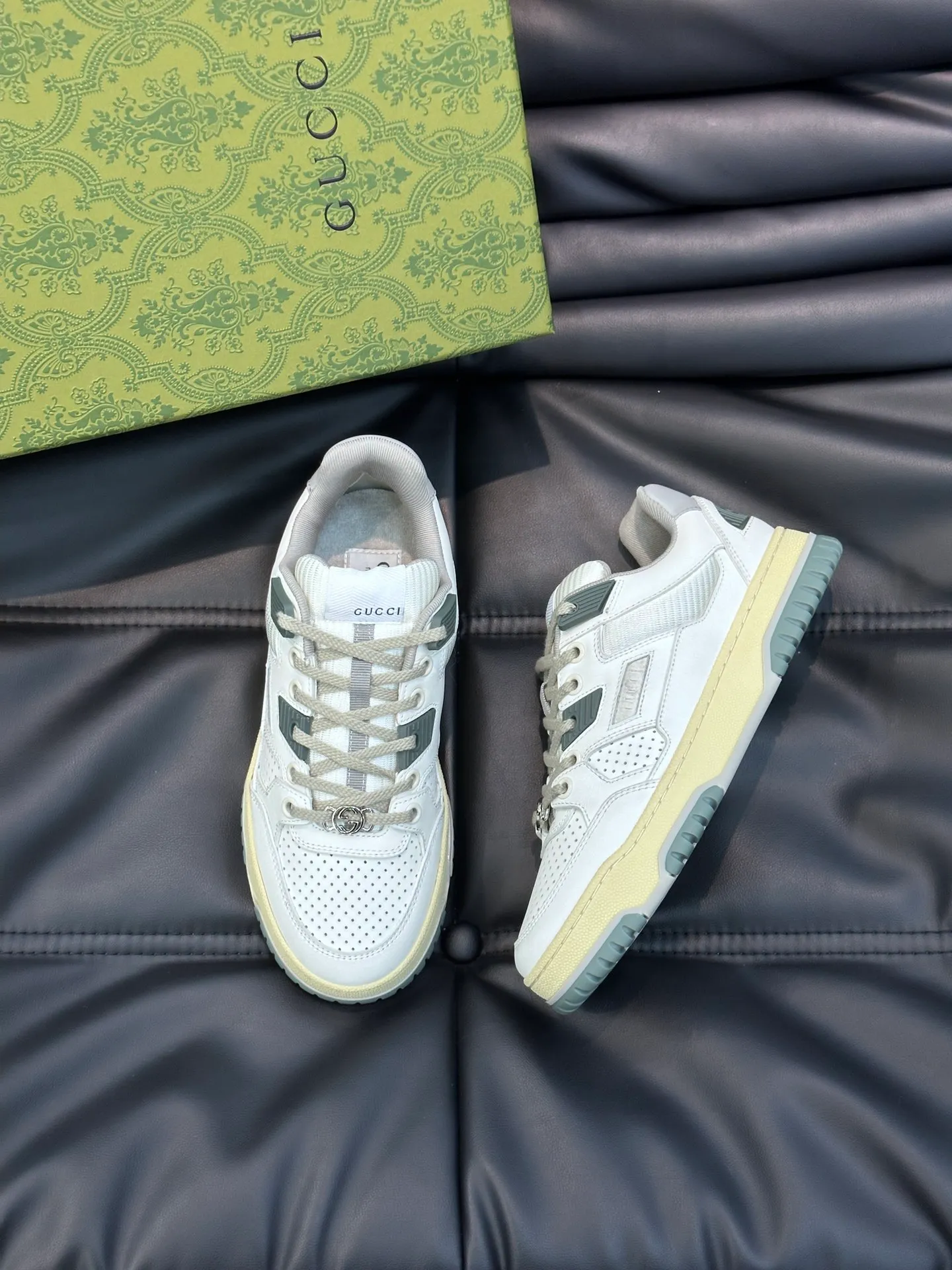 Men's Men's Shoes 💰p520 "GUCC*" Gucci's new couple's 👫 distressed effect sneakers. This low-top sneaker adopts a basketball-style silhouette design and cleverly incorporates hollow panels and distressed effects, showing its unique ingenuity. The ingenuity incorporates brand logo details such as interlocking Double G styling accessories and Gucci lettering, a low-key tribute to the brand's design heritage. A rubber non-slip outsole, inlays and embossed sole give the entire design a contemporary feel. Size: 35-45
